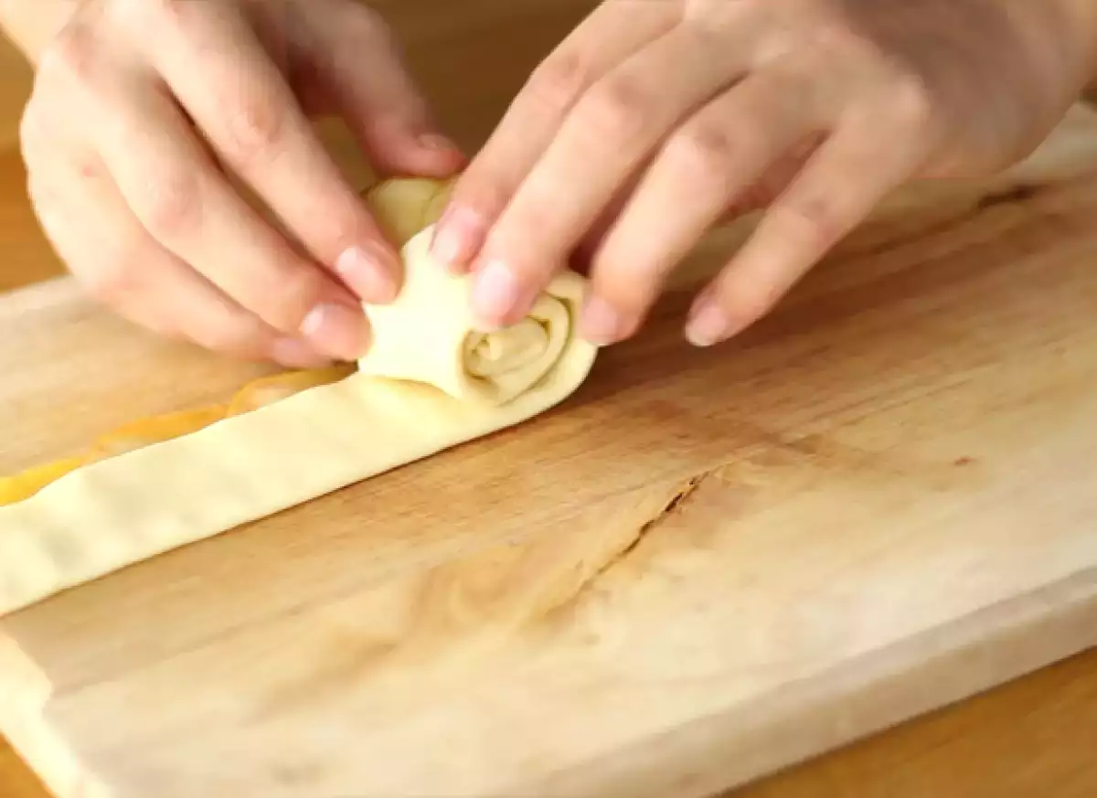 Vaihe 4: Taita ja rullaa ruusun muotoon.