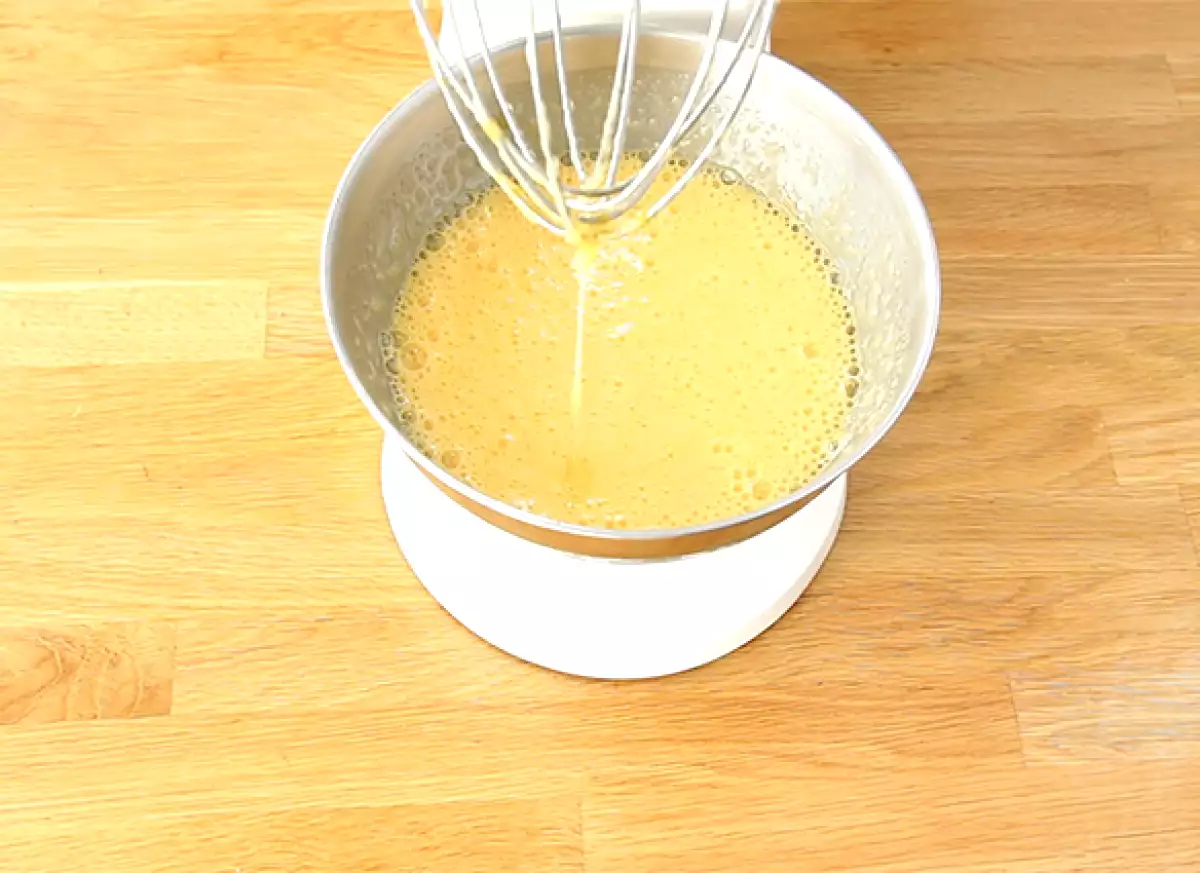 Vaihe 1: Vatkaa munat ja sokeri