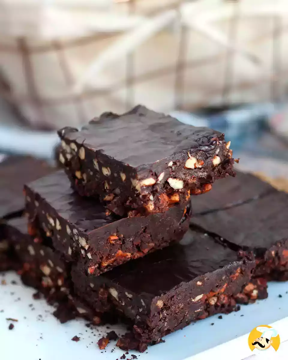 Brawnie: raaka brownie päivämäärien kanssa