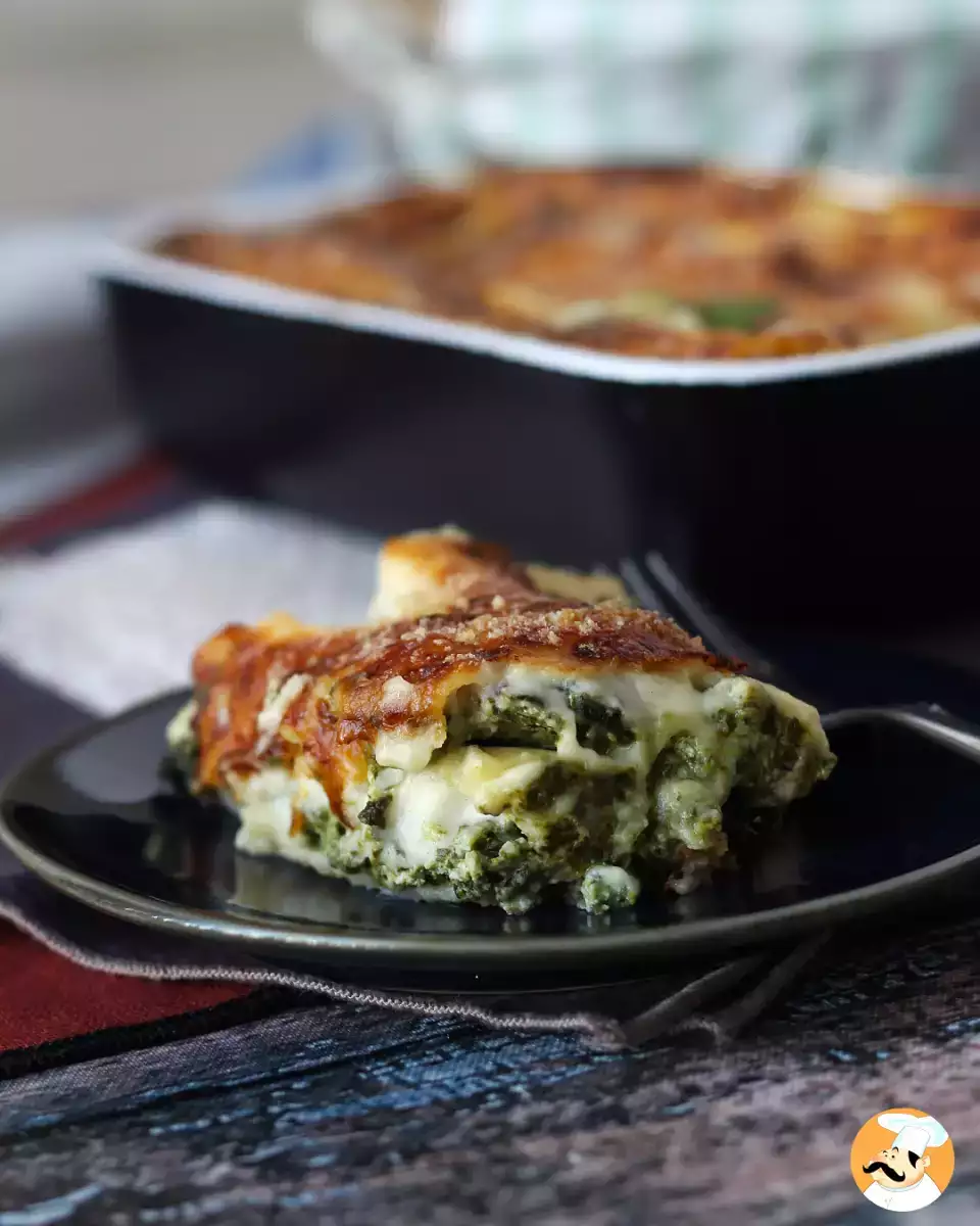 Kasvisruokaa sisältävä ricotta- ja pinaattilasagne