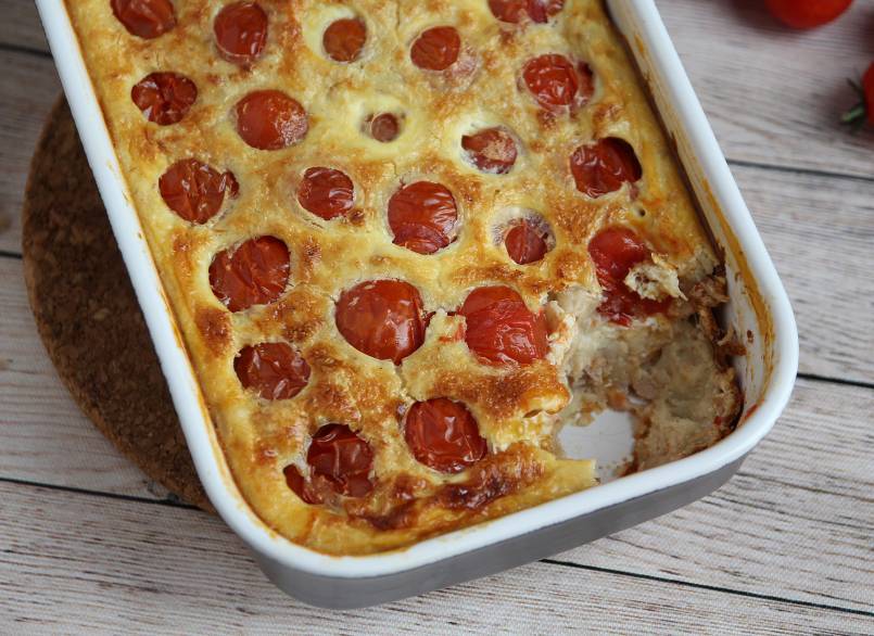 1. Suolainen clafoutis kirsikkatomaateilla ja tonnikalalla