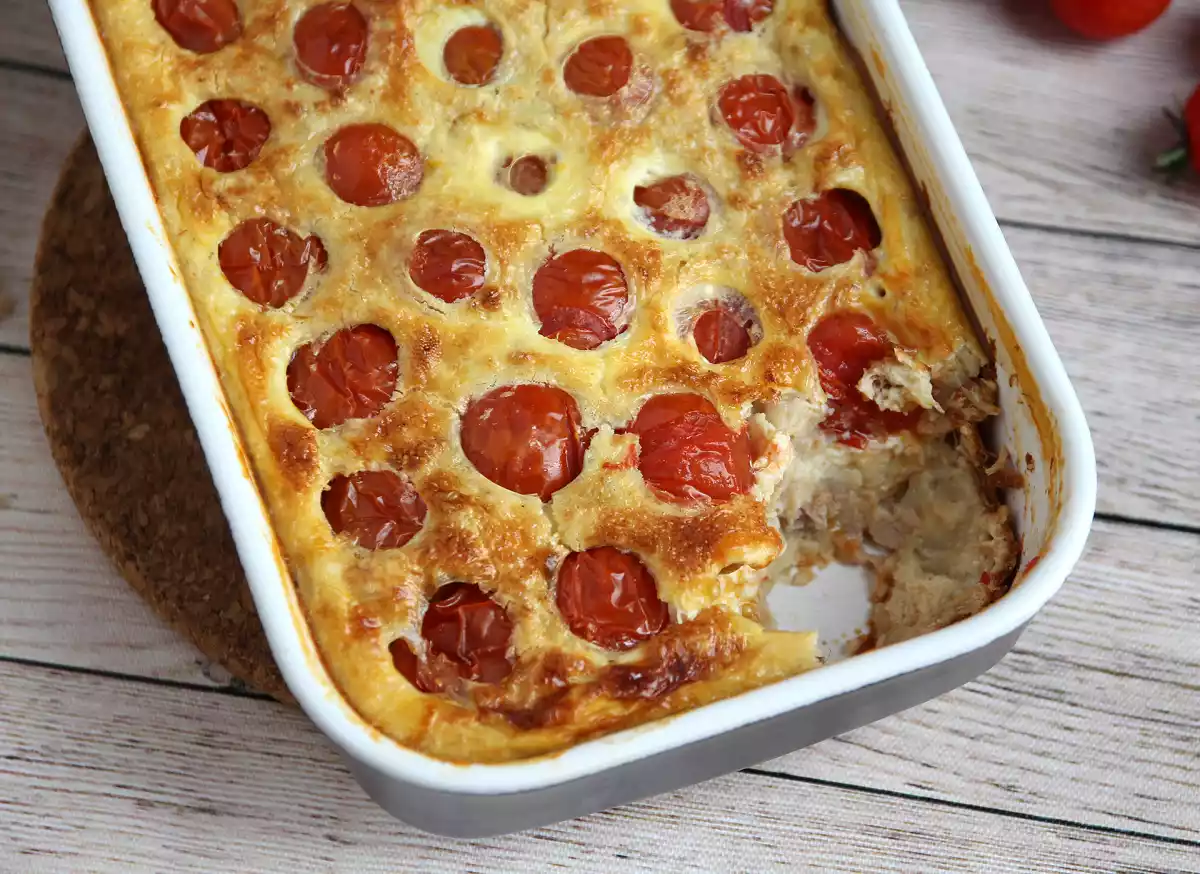 1. Suolainen clafoutis kirsikkatomaateilla ja tonnikalalla