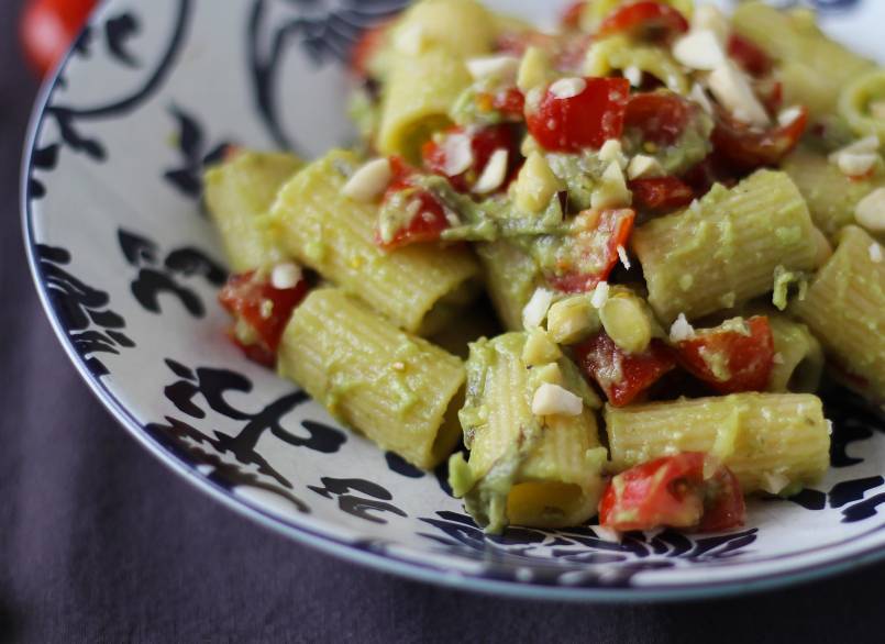 3. Pastasalaatti avokadokermalla, manteleilla ja kirsikkatomaateilla.
