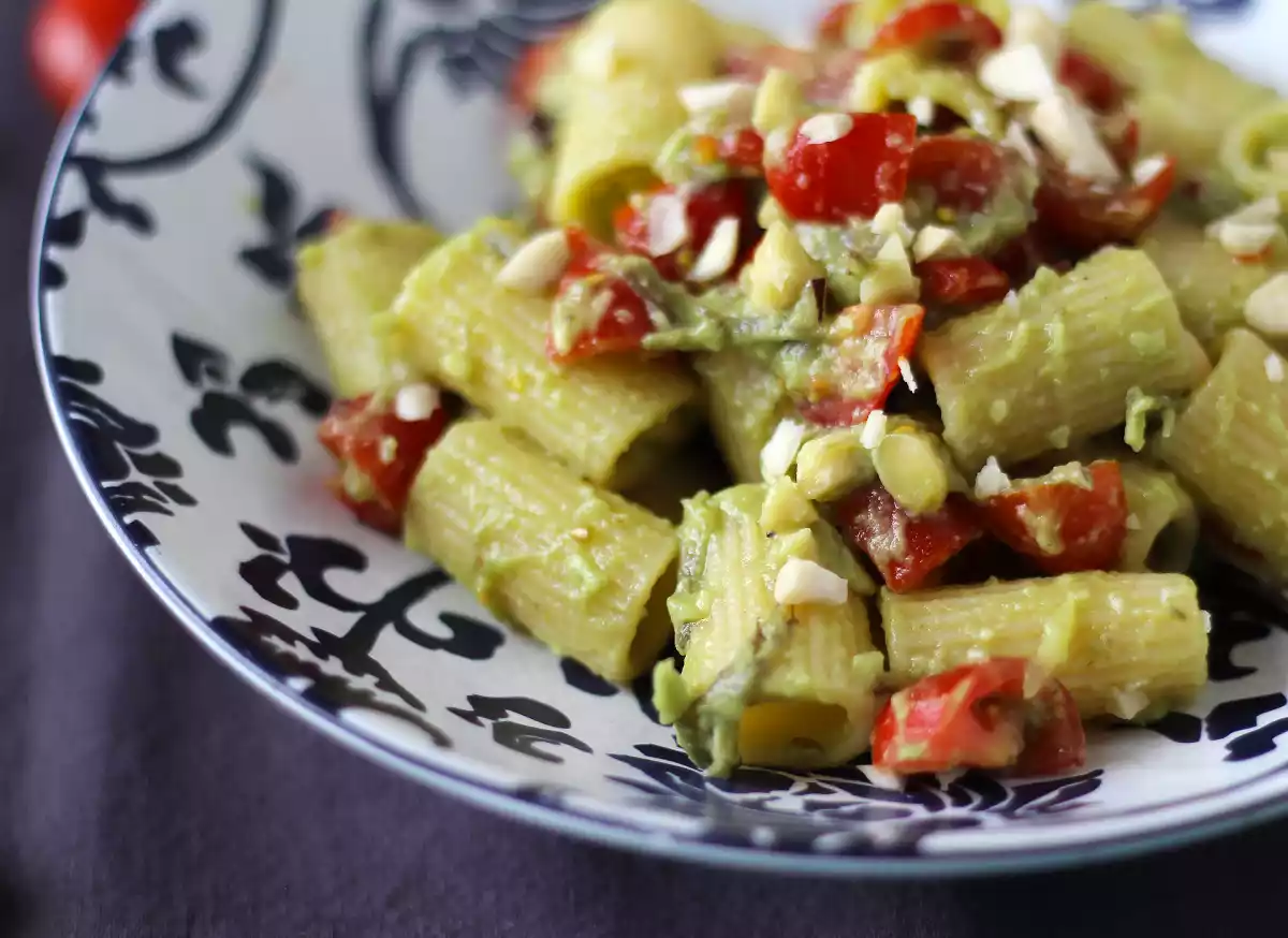 3. Pastasalaatti avokadokermalla, manteleilla ja kirsikkatomaateilla.
