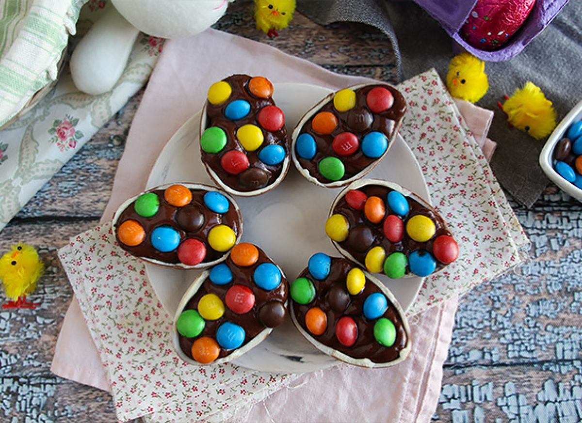 1. Pääsiäismunat, jotka on täytetty suklaakermalla ja m&m:llä.