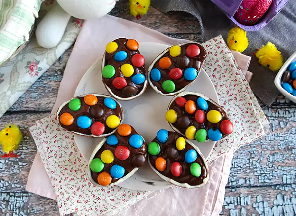 1. Pääsiäismunat, jotka on täytetty suklaakermalla ja m&m:llä.