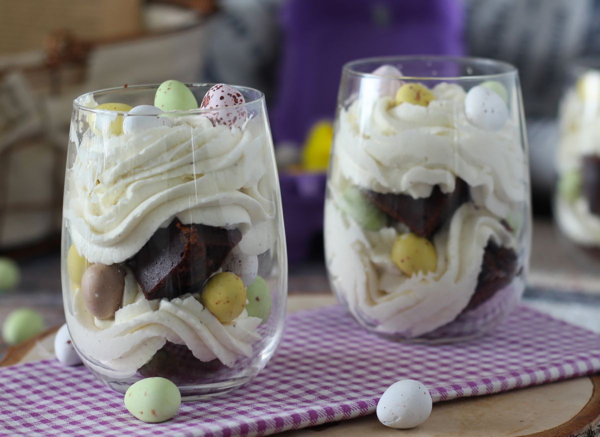 4. Brownie kuppiin mascarponekermalla täytettynä
