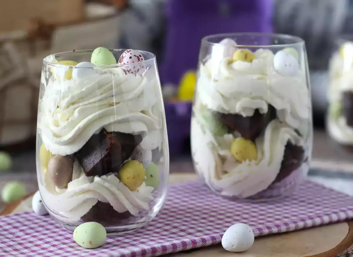 4. Brownie kuppiin mascarponekermalla täytettynä