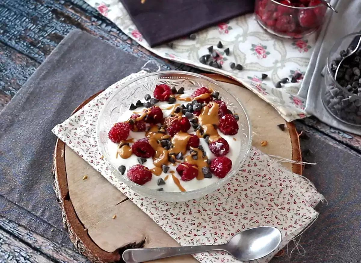 5. Skyr Bowl, jossa on punaisia hedelmiä, maapähkinävoita ja suklaata
