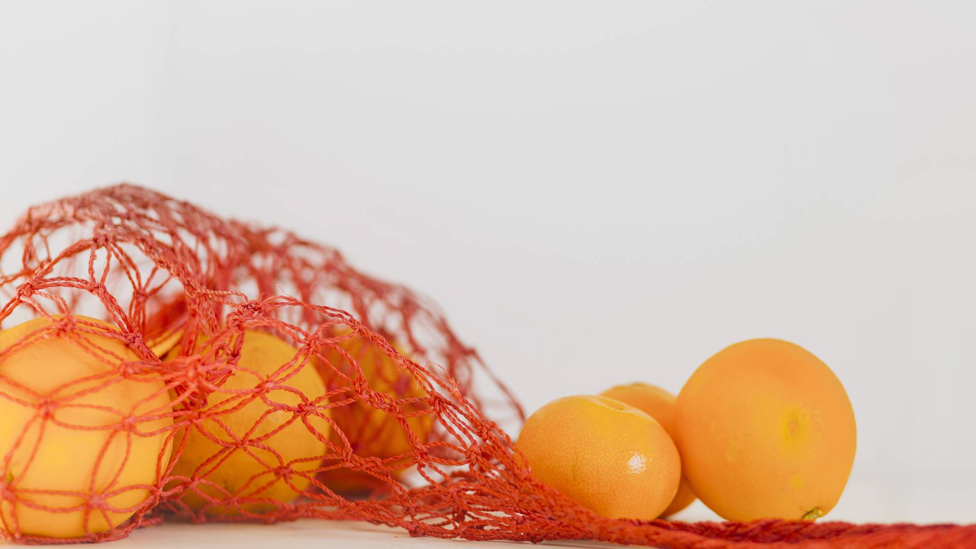Supermarketin hedelmien ja vihannesten värillisten verkkojen salaisuus