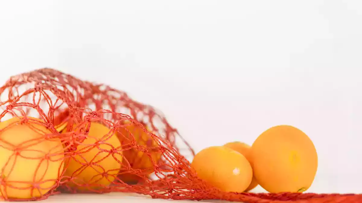 Supermarketin hedelmien ja vihannesten värillisten verkkojen salaisuus