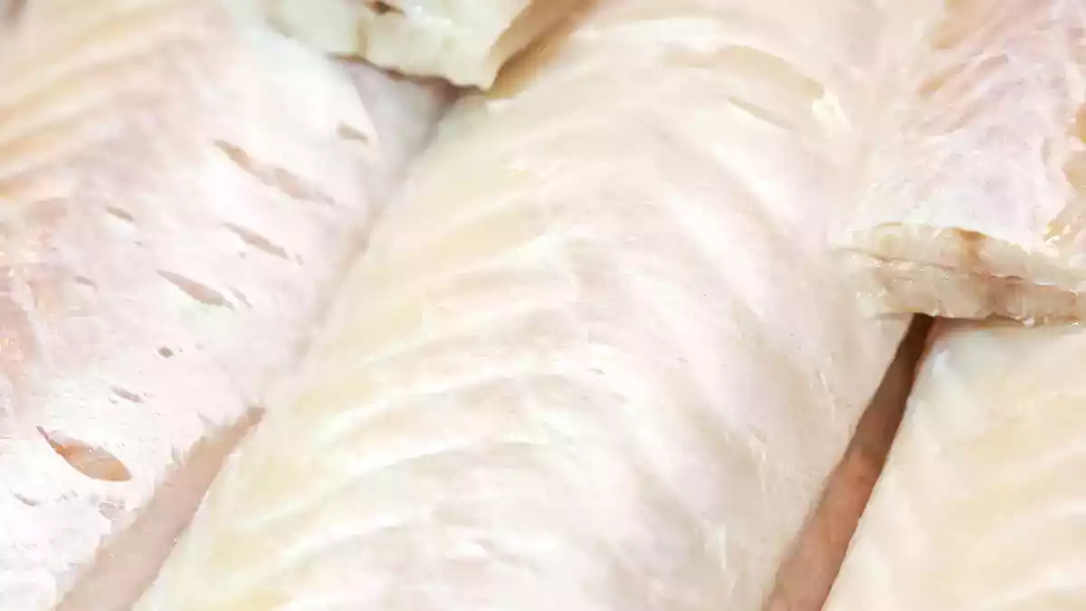 Miten suolanpoisto turskaa. Kärsivällisyyttä, kylmää vettä ja taitotietoa. Näin kokki tekisi sen