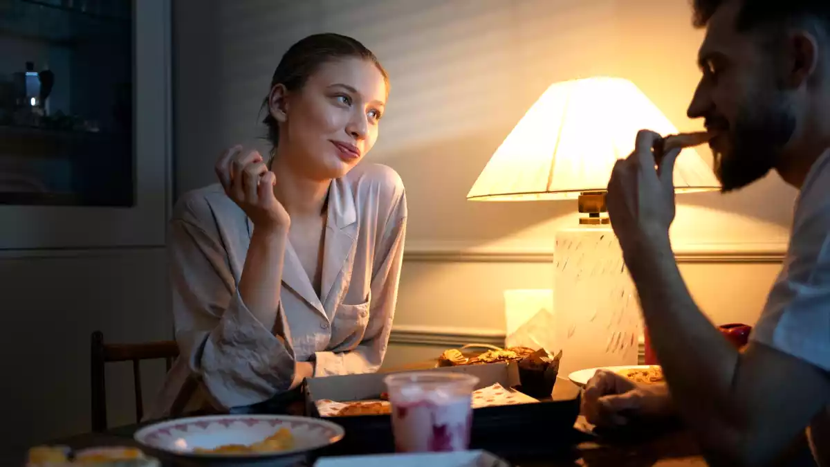Lihottaako myöhään illalla syöminen todella?