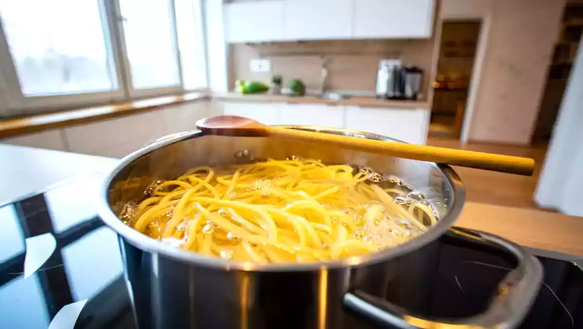 Miksi puulusikan laittaminen pastakeittimen päälle todella toimii?