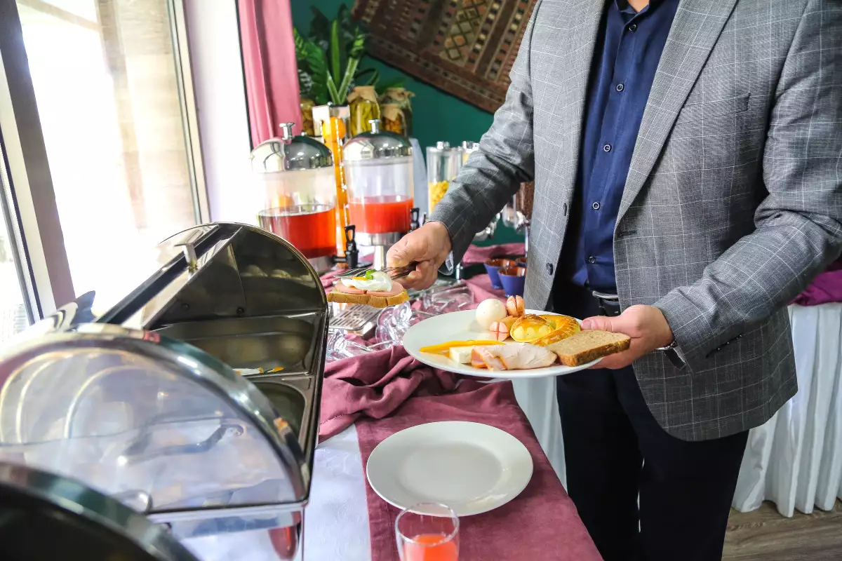 Miten selvitä hengissä all-you-can-eat-buffetista ilman katumusta tai hemmottelua?