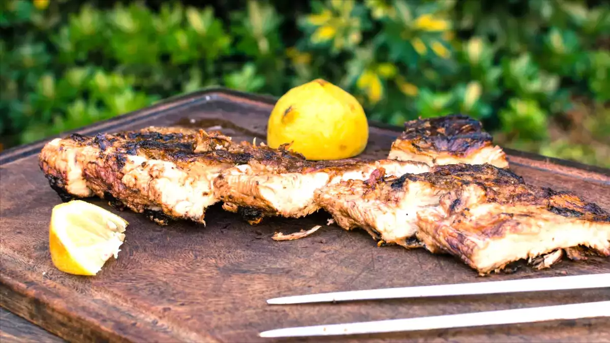 Grillaa hyttysten kanssa, ei enää koskaan! Tämä sitruunatemppu on idioottivarma ja tuo lihaan makua...