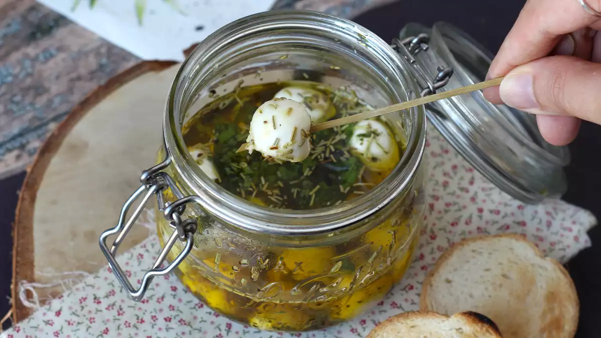 Nämä marinoidut mozzarellapallot ovat pelkkää riippuvuutta (ja ne katoavat pöydästä ennen kuin ehdit räpäyttää silmääsi).