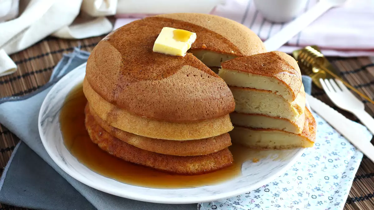 Pörröiset japanilaiset pannukakut: helppo resepti pilviä kuohkeammille pannukakuille