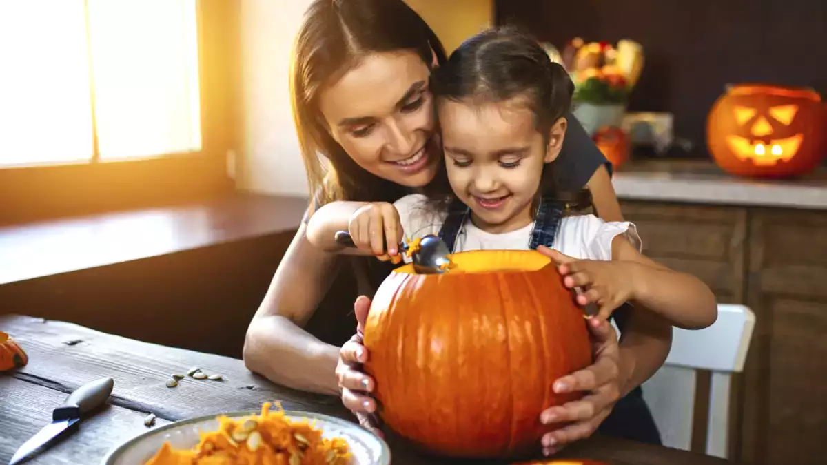 Kuinka kaivertaa kurpitsa kotona ja nauttia Halloween-rituaalista ilman leikkauksia tai pelkoja.