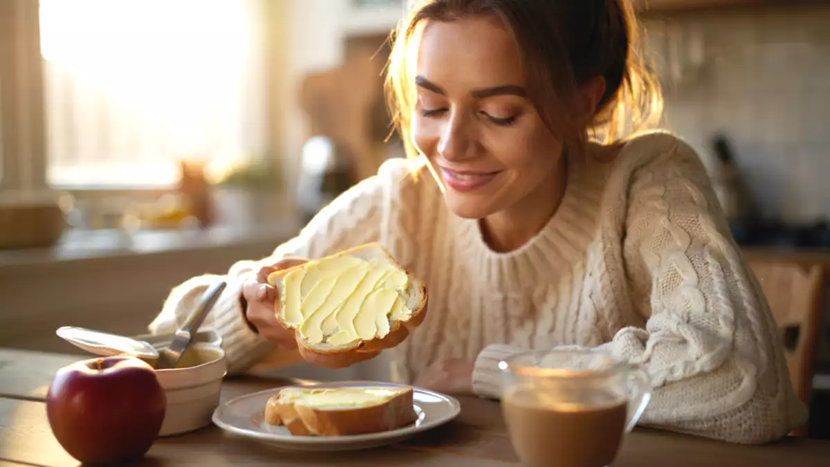 Leipää ja voita: tämän aamutavan takana on tunneside, jota edes asiantuntijat eivät voi sivuuttaa.