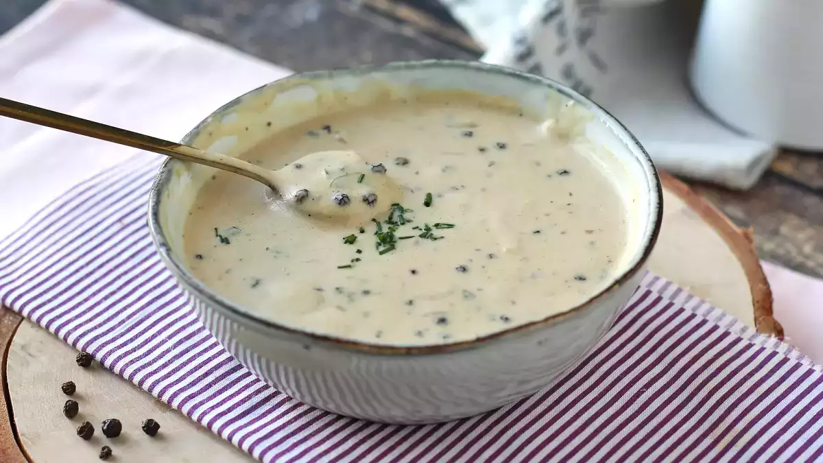 Tämä kastike sopii täydellisesti punaisen joululihan kanssa.