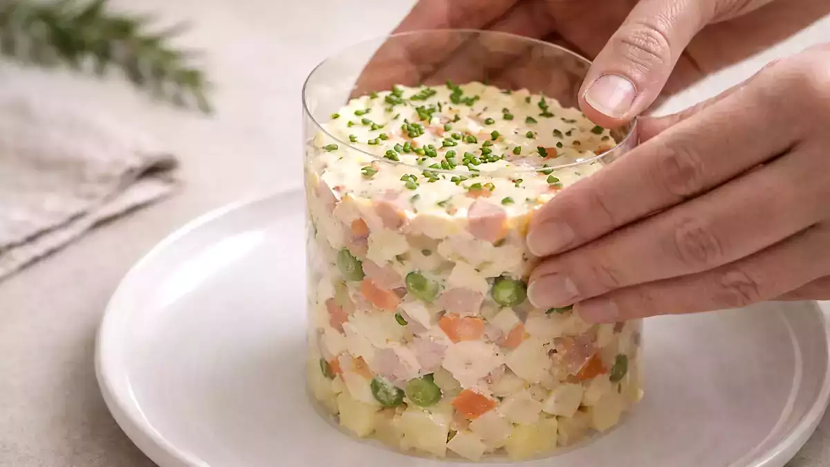 Ilman lautasrenkaita ja vieraiden kanssa: temppu, joka pelastaa astioiden esittelyn (jollain, mitä sinulla on jo kotona).