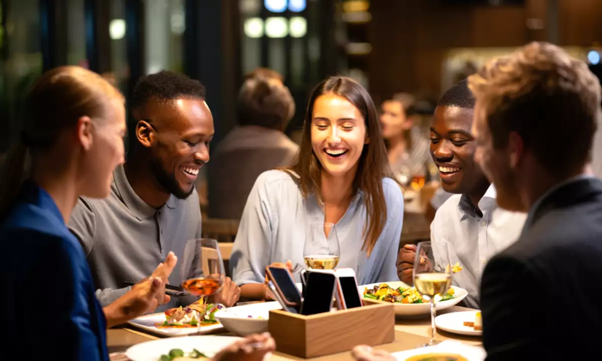 Yhä useammat ravintolat valitsevat puhelinkiellon: mitä asiakkaille todella tapahtuu?