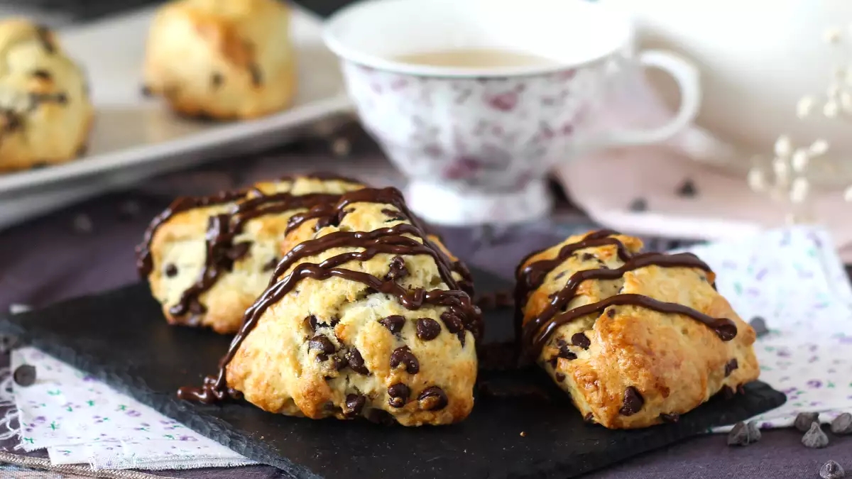 4 englantilaista makeista, jotka sopivat kello viiden teehen ja matkustavat suoraan Englantiin