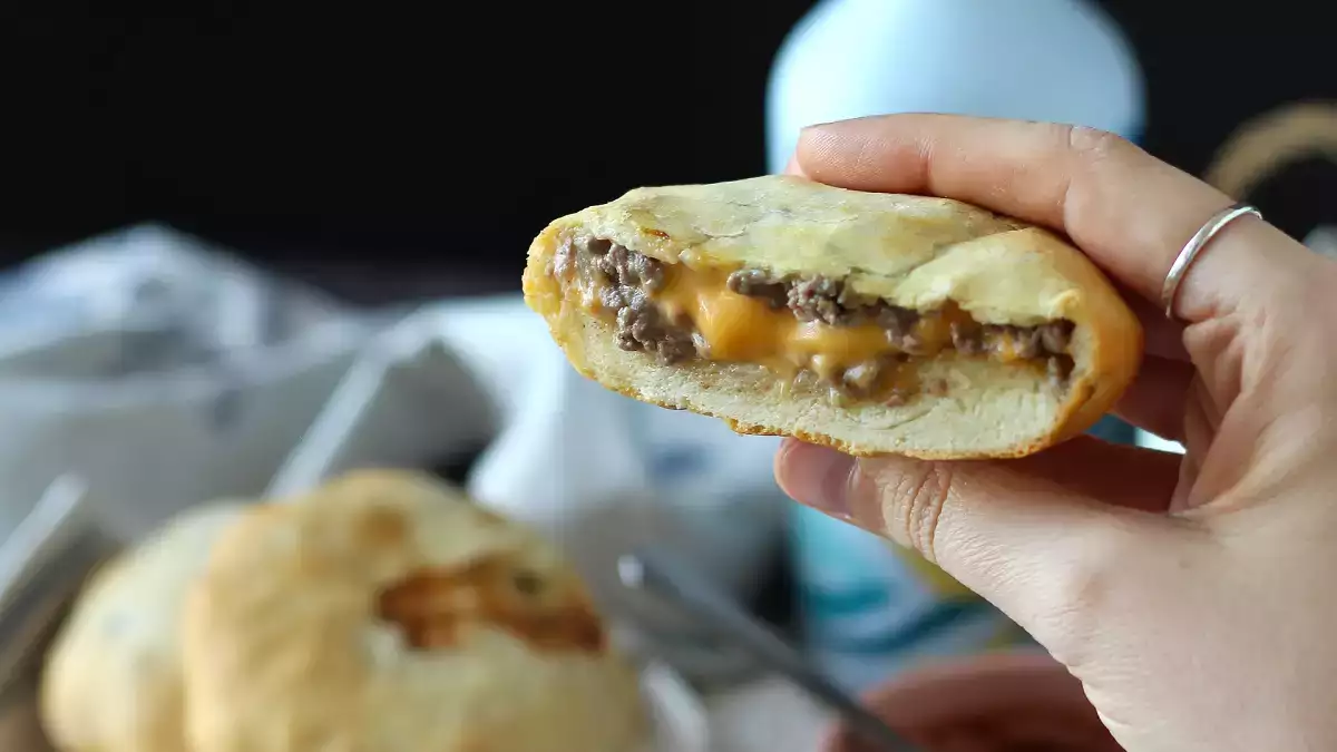 Nämä 10 reseptiä, joissa on sulatettua juustoa, tekevät kaikki hulluiksi (ja ymmärrät pian miksi).