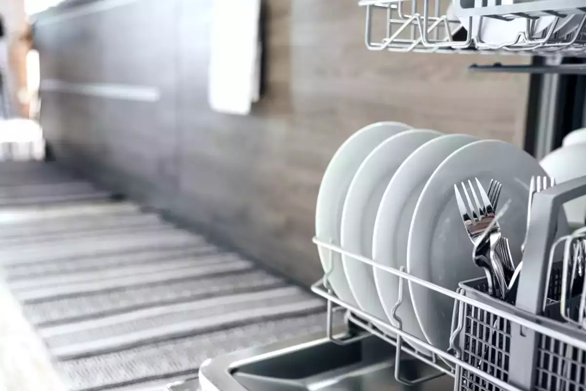 Pitäisikö astiat huuhdella ennen astianpesukoneeseen laittamista - asiantuntijat sanovat näin