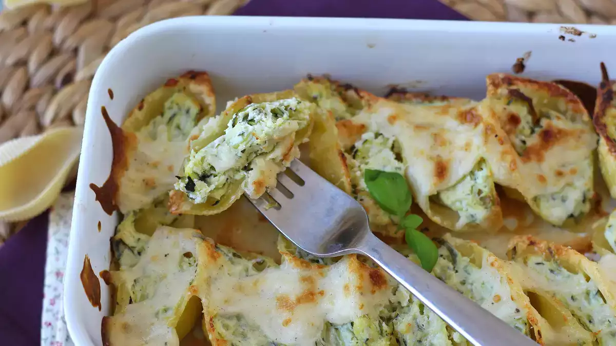 Conchiglioni täytetty ricotta, kesäkurpitsa ja sitruuna: täydellinen kermainen ensimmäinen ruokalaji pääsiäislounaalle.