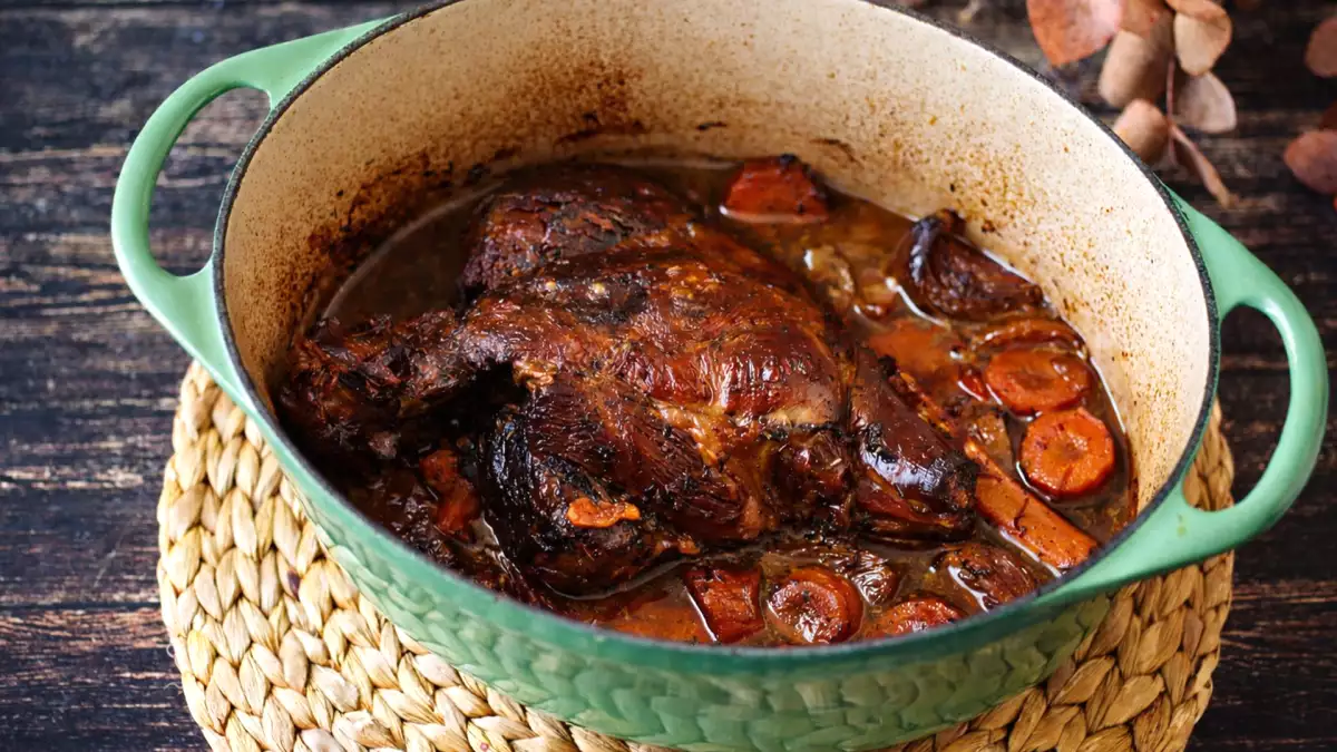 Näin valmistat hitaasti paistettua karitsan koipi-reisipalaa: helppo menetelmä mureaan ja maukkaaseen lihaan