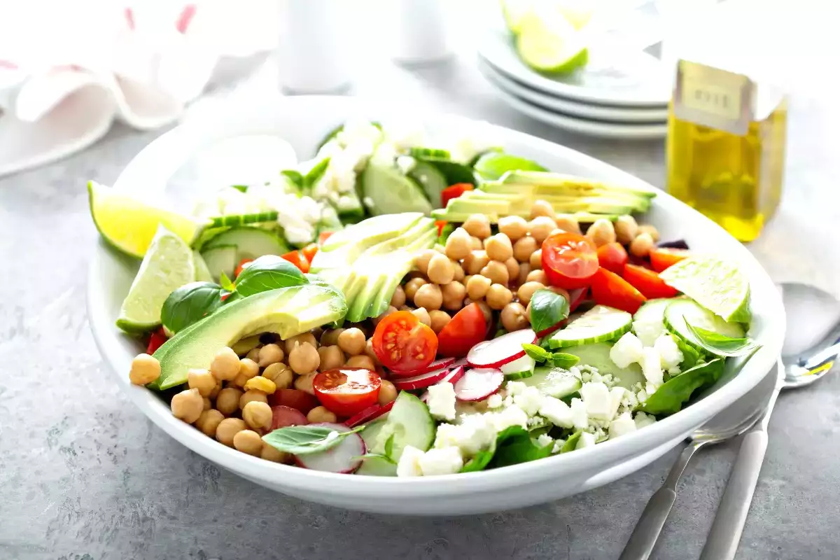 Vähennä vatsaasi: tämä salaatti, joka on valmis 10 minuutissa, herättää asiantuntijoiden huomion.