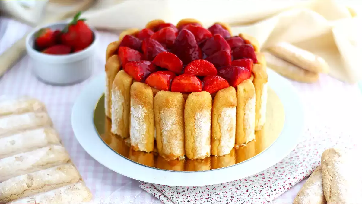 Tämä yksinkertainen mansikkainen charlotte on selvästi suosikkimme kevätjälkiruoaksi!