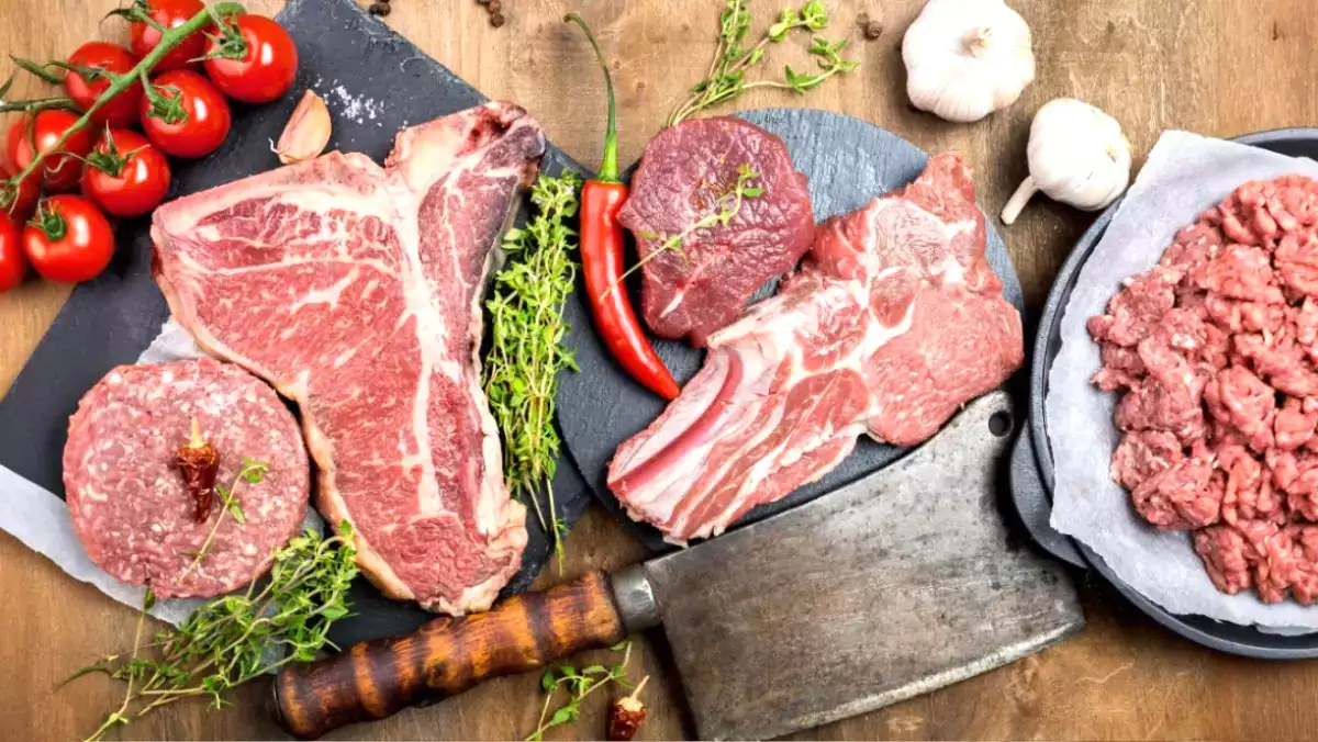 Miksi liha on aina otettava pois jääkaapista ennen ruoanvalmistusta (ja kuinka kauan)?