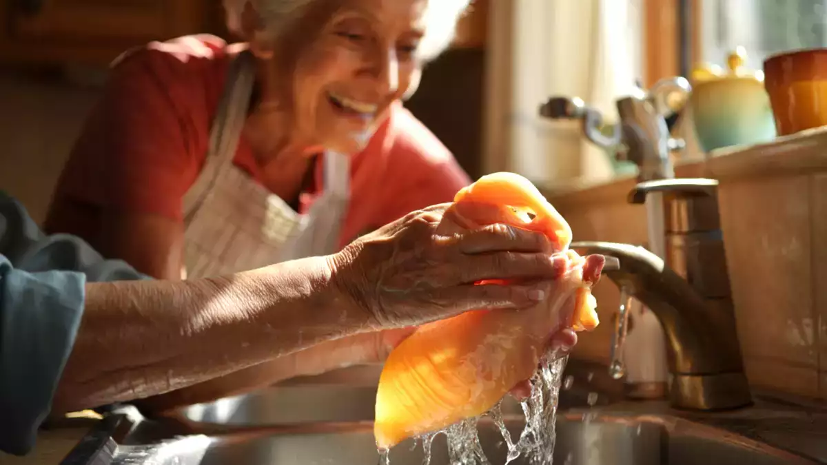 Pitääkö kana todella pestä ennen ruoanlaittoa? Totuus, jota äitisi ja isoäitisi eivät koskaan kertoneet sinulle.
