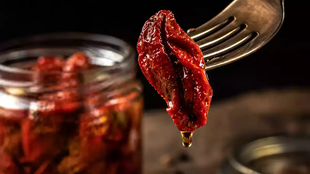 Aurinkokuivattuja tomaatteja öljyssä: makukeskittymä ruokakomerossa ja 10 reseptiä, joilla saat siitä kaiken irti.