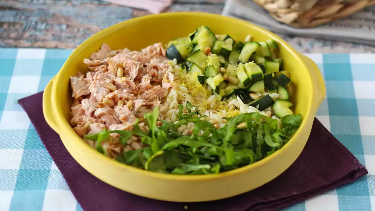 Orzo: mitä se on, miten se valmistetaan ja miksi tämä pieni pasta sopii niin hyvin keittoihin, salaatteihin ja kermaisiin ruokiin.