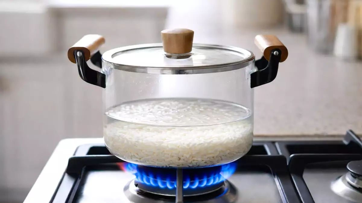 Vettä ei tarvitse mitata: yksinkertainen temppu, jota tuskin kukaan käyttää, kun riisi on löysää.