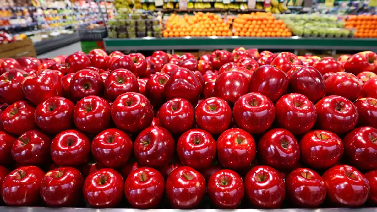 Luotatko niihin supermarketin kiiltäviin omenoihin? Niiden takana on jotain, josta harva tietää.