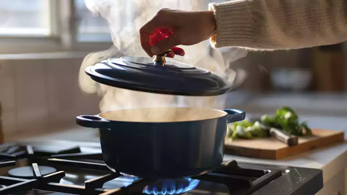 Milloin kattila kannattaa peittää tai olla peittämättä: ele, joka muuttaa ruokasi täysin.