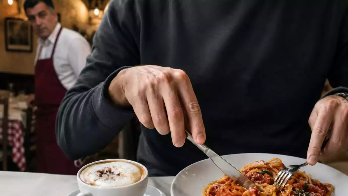 Mitä sinun ei pitäisi koskaan tehdä pastan, kahvin ja pizzan kanssa, jos lähellä on italialainen?
