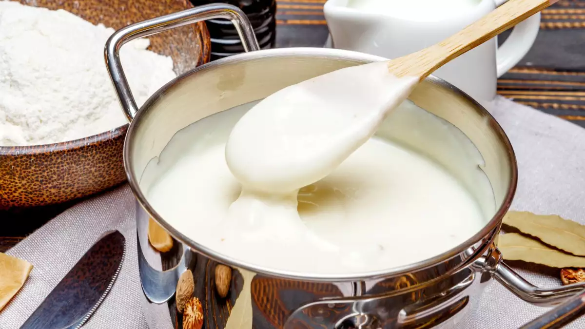 Béchamel-kastike epäonnistui? Mitä tehdä, jos se on liian paksua tai kokkareista