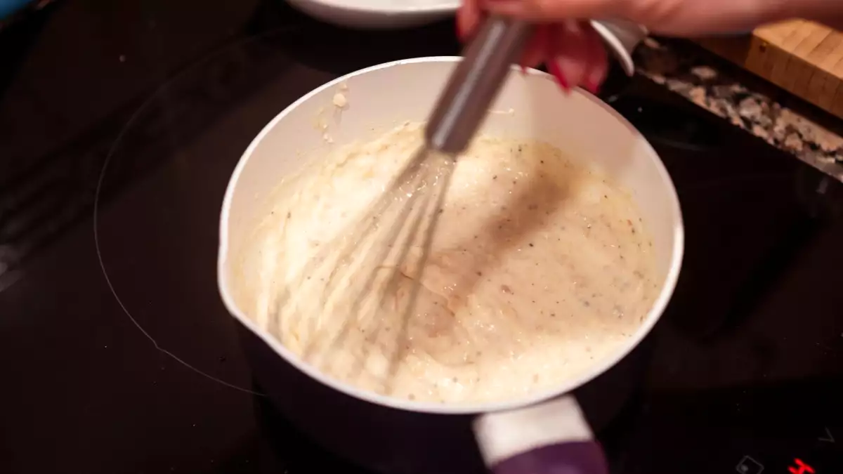 Liian nestemäinen bechamel-kastike: miten sen voi korjata ilman, että siihen muodostuu kokkareita
