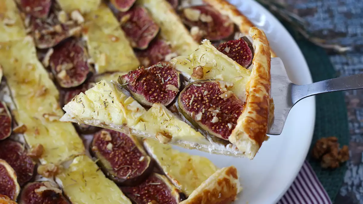 Kokeile tätä ohutta brie- ja pähkinäpiirakkaa ennen kuin viikunakausi päättyy