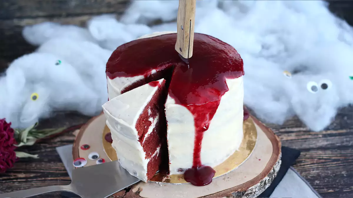 Halloweenin Red Velvet -kakku: näyttävä kakku, joka tekee heti vaikutuksen
