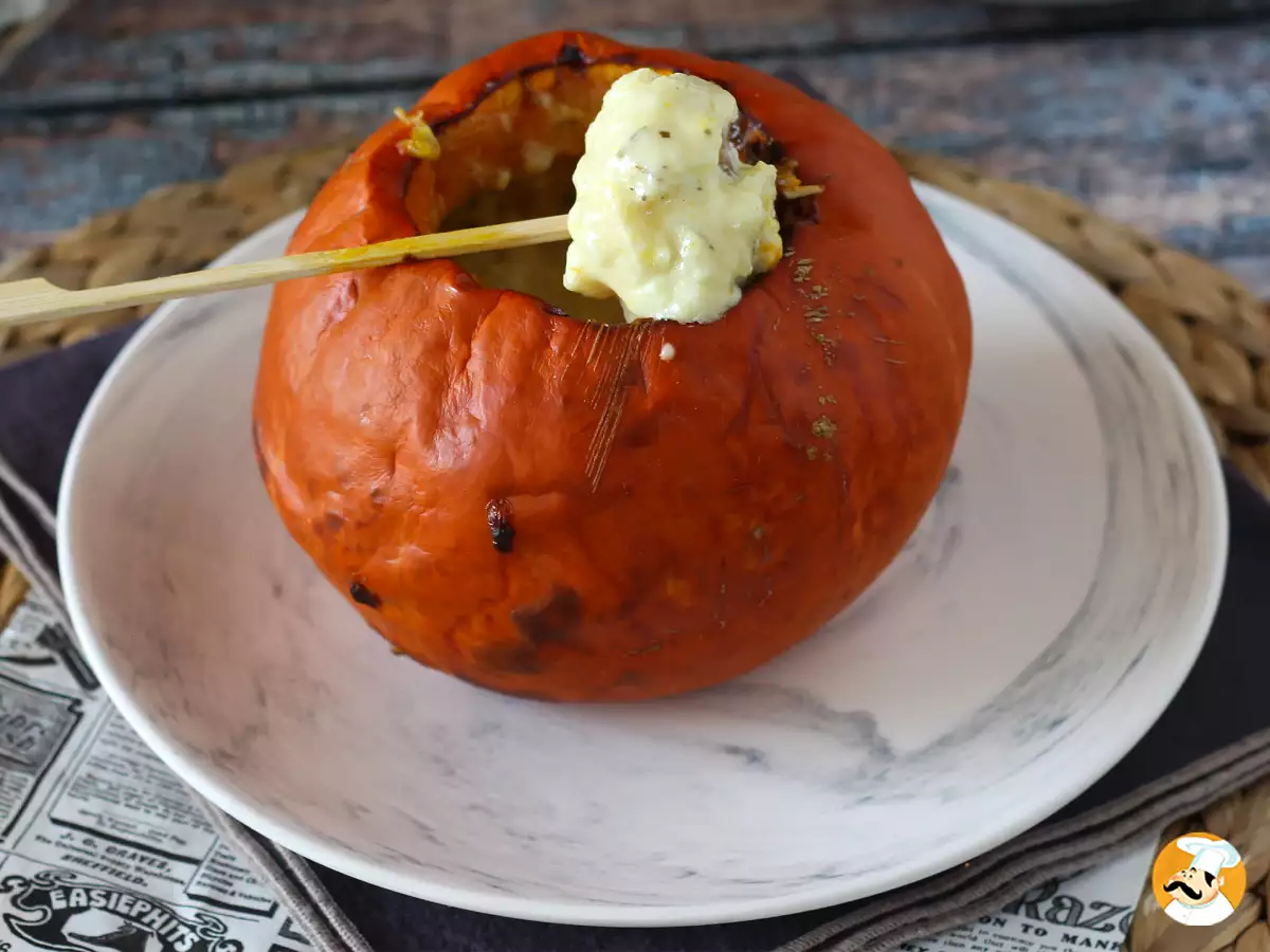 Etsitkö Halloween-juhliin tarjottavaa, jonka voi jakaa? Tämä sulatetulla juustolla täytetty paahdettu kurpitsa hurmaa vieraat