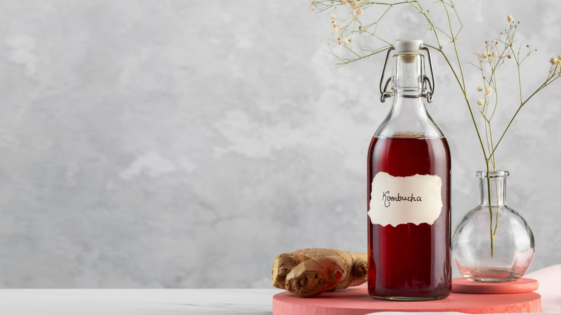 Kombucha: kaikki mitä sinun tarvitsee tietää tämän hetken käymisteitse valmistetusta juomasta