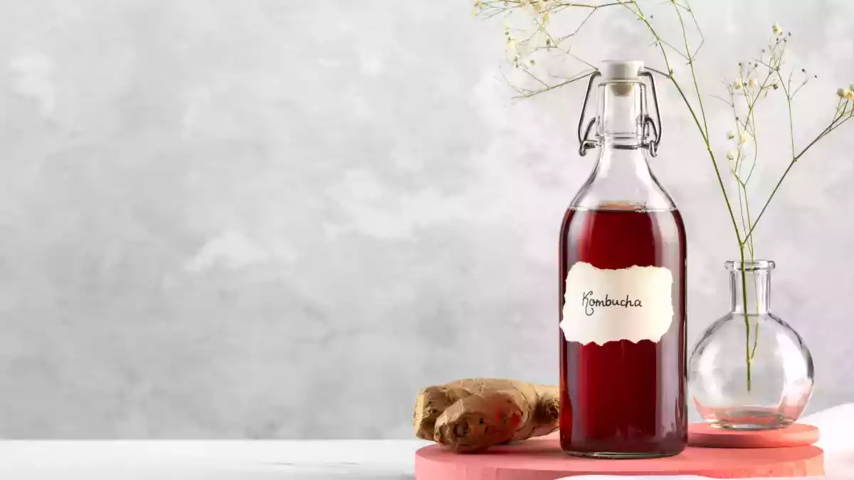 Kombucha: kaikki mitä sinun tarvitsee tietää tämän hetken käymisteitse valmistetusta juomasta