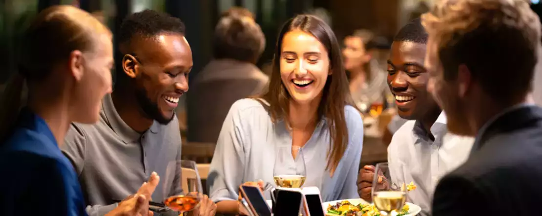 Yhä useammat ravintolat valitsevat puhelinkiellon: mitä asiakkaille todella tapahtuu?